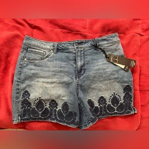 Jean shorts with embroidery